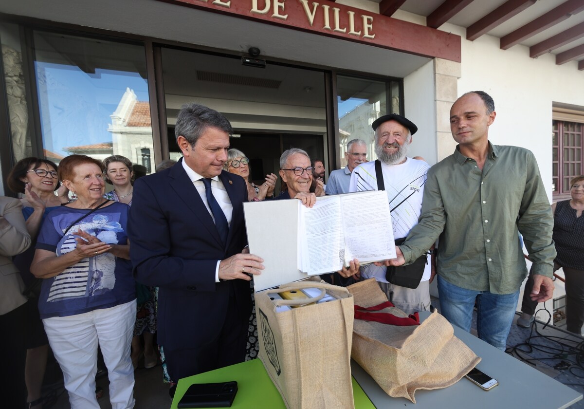 12 654 Firmas Para Pedir La Reapertura Del Puente Avenida El Diario Vasco